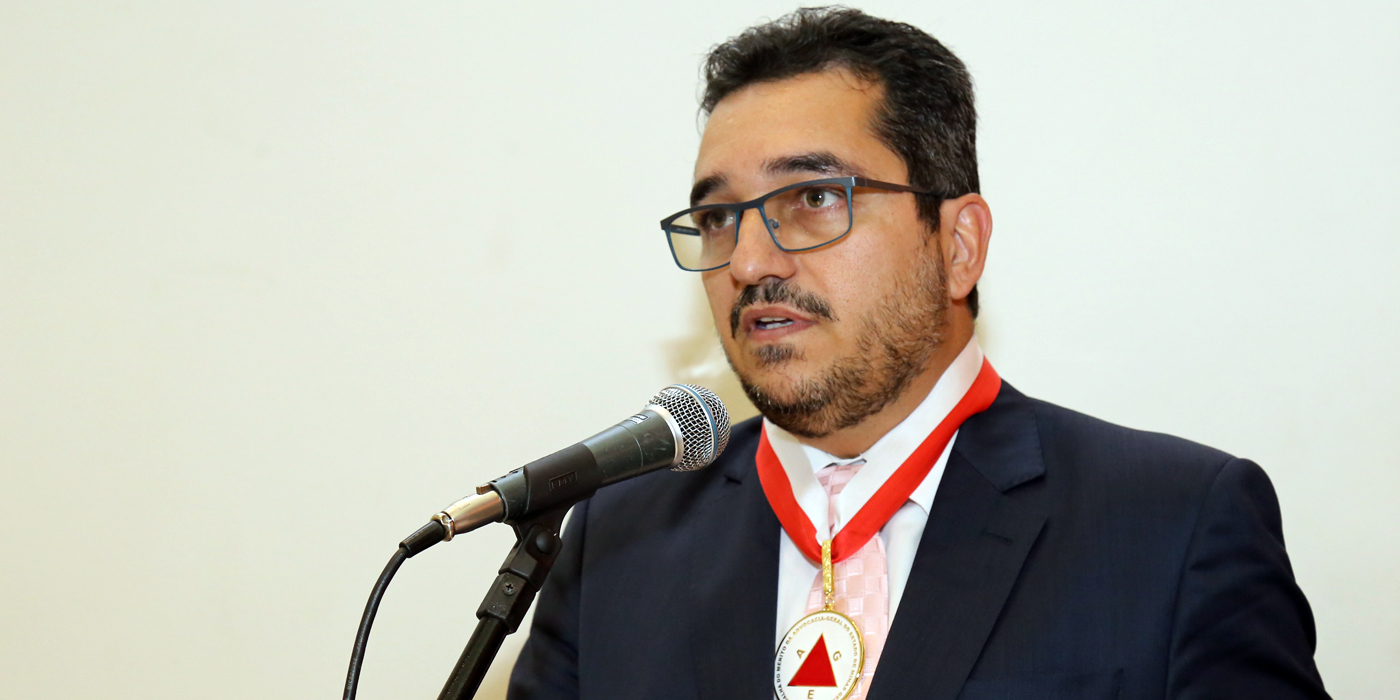 O presidente Cláudio Terrão discursou na solenidade de entrega da medalha (foto: Thiago Rios)